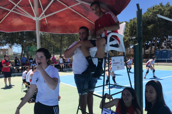 VOLUNTARIOS COLABORANDO EN EL VOLEIBOL
