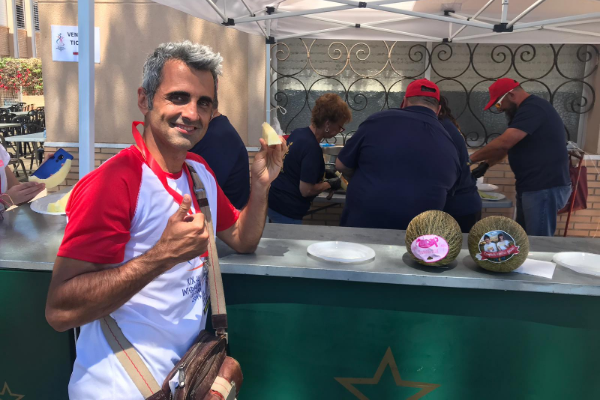 EL ENTRENADOR DE FÚTBOL DE CARTAGENA B REPONIENDO FUERZAS